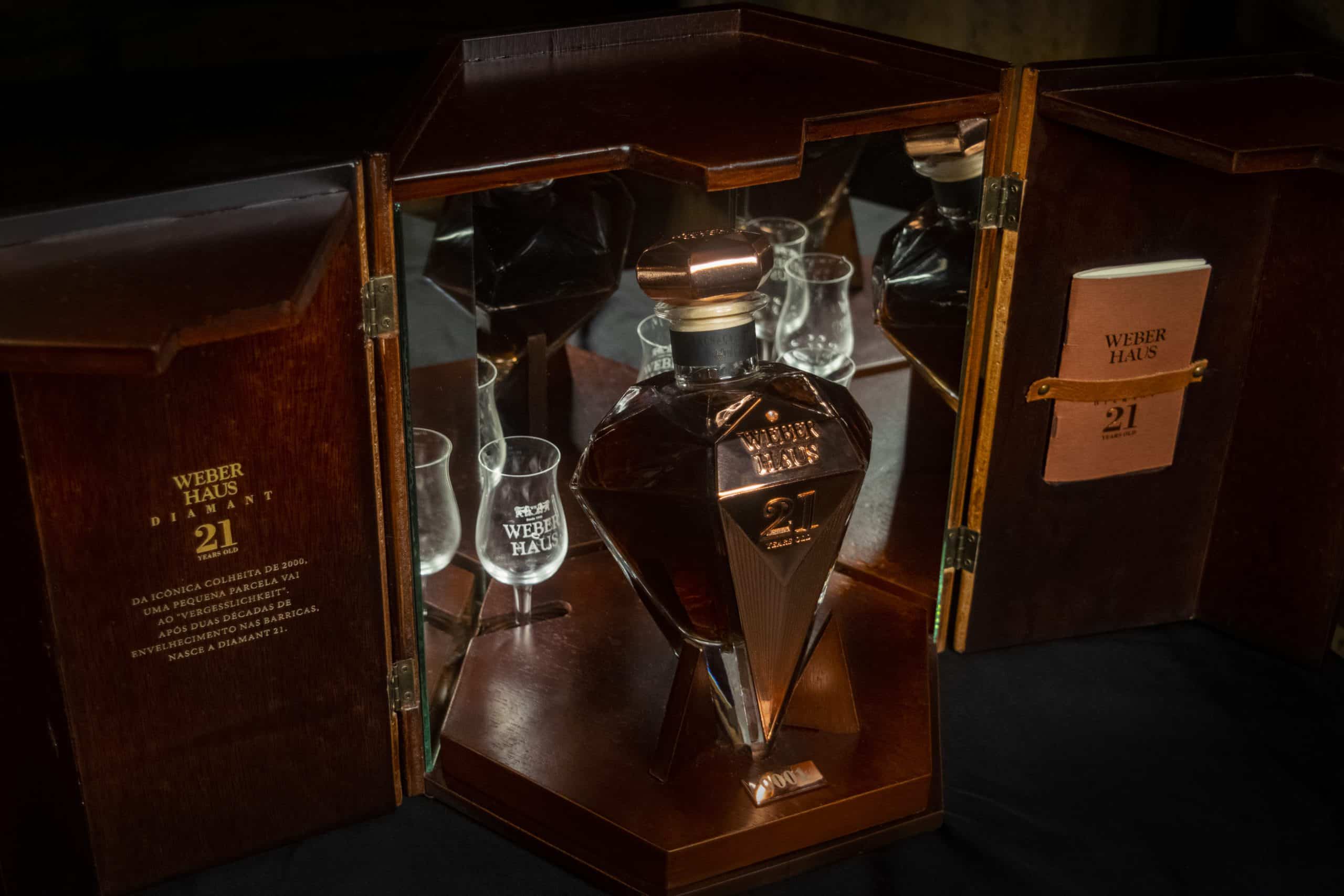 Diamant Weber Haus é uma garrafa em formato de diamante que vem em caixa de madeira com taças